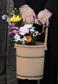 お供えの花と手桶